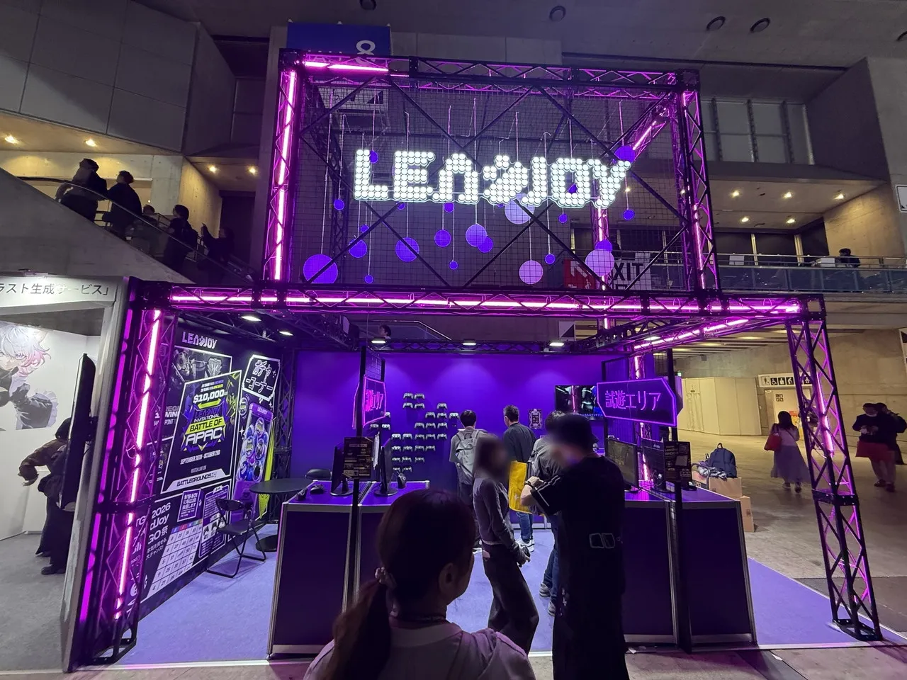 紫色の照明と大きなLEADJOYロゴが目を引くホール8のLeadJoyブース
