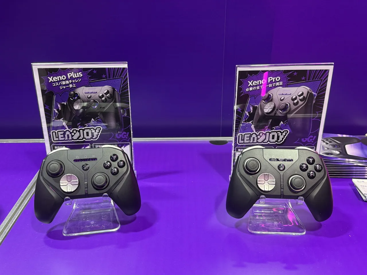 LeadJoyのXeno PlusとXeno Proが製品紹介パネルとともに並ぶ展示台