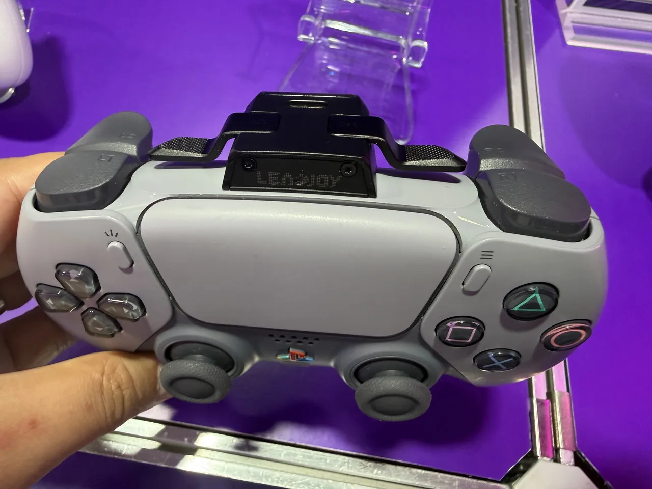LeadJoyブースで手に取った白いゲームパッドの上部と装着パーツ