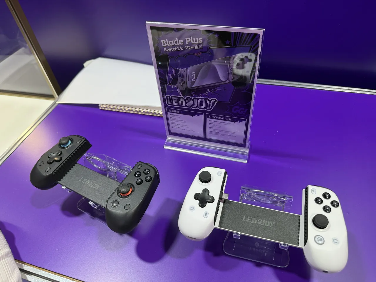 黒と白のLeadJoy Blade Plusを並べた伸縮式コントローラーの展示