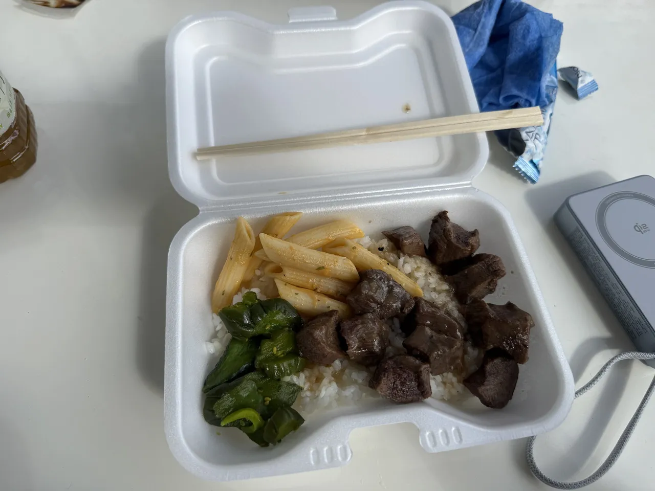 TGS2026の屋外フードコートで購入した税込1800円の牛タンステーキ丼