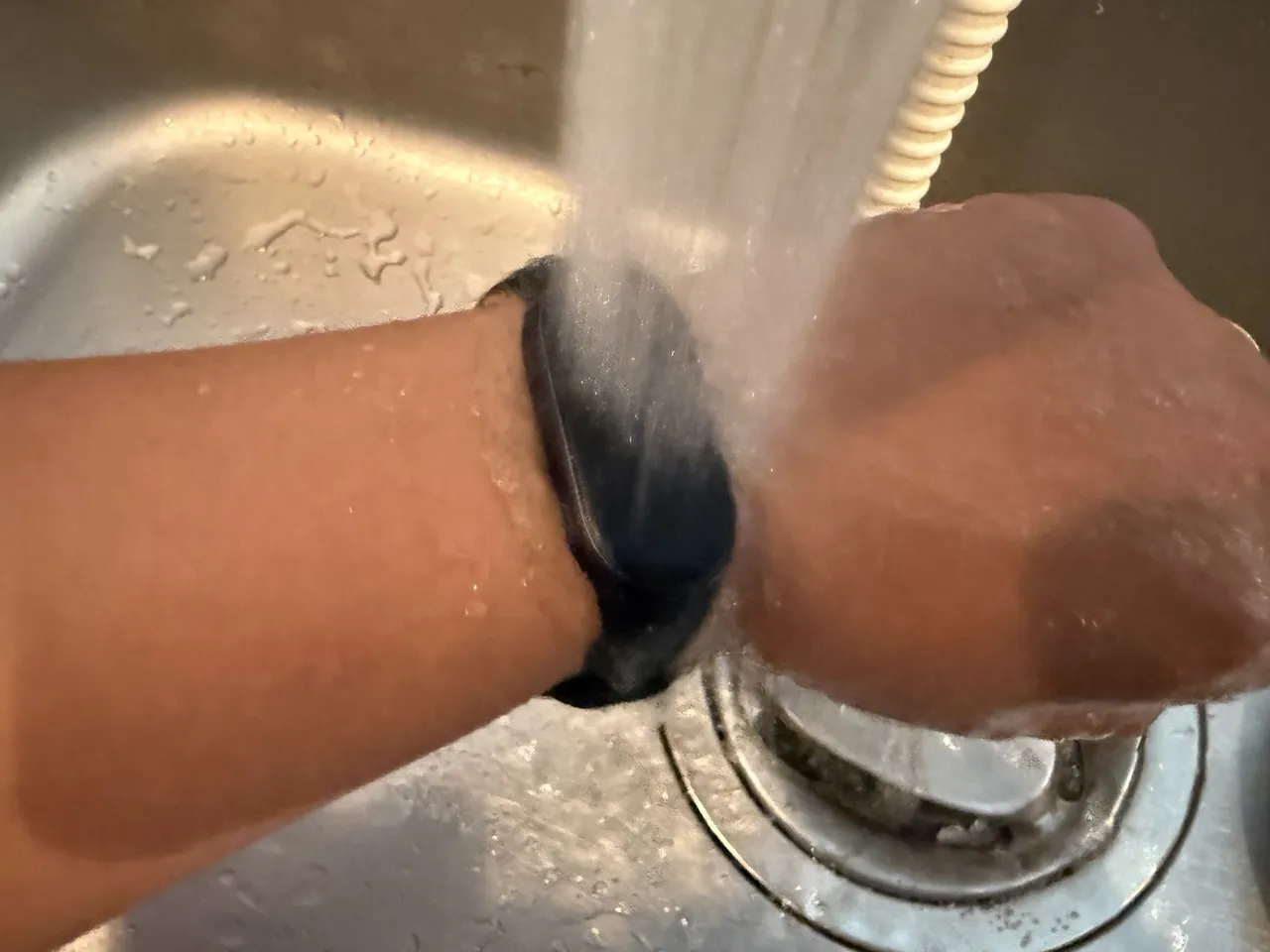 Xiaomi Smart Band 11に水のシャワーを当てている
