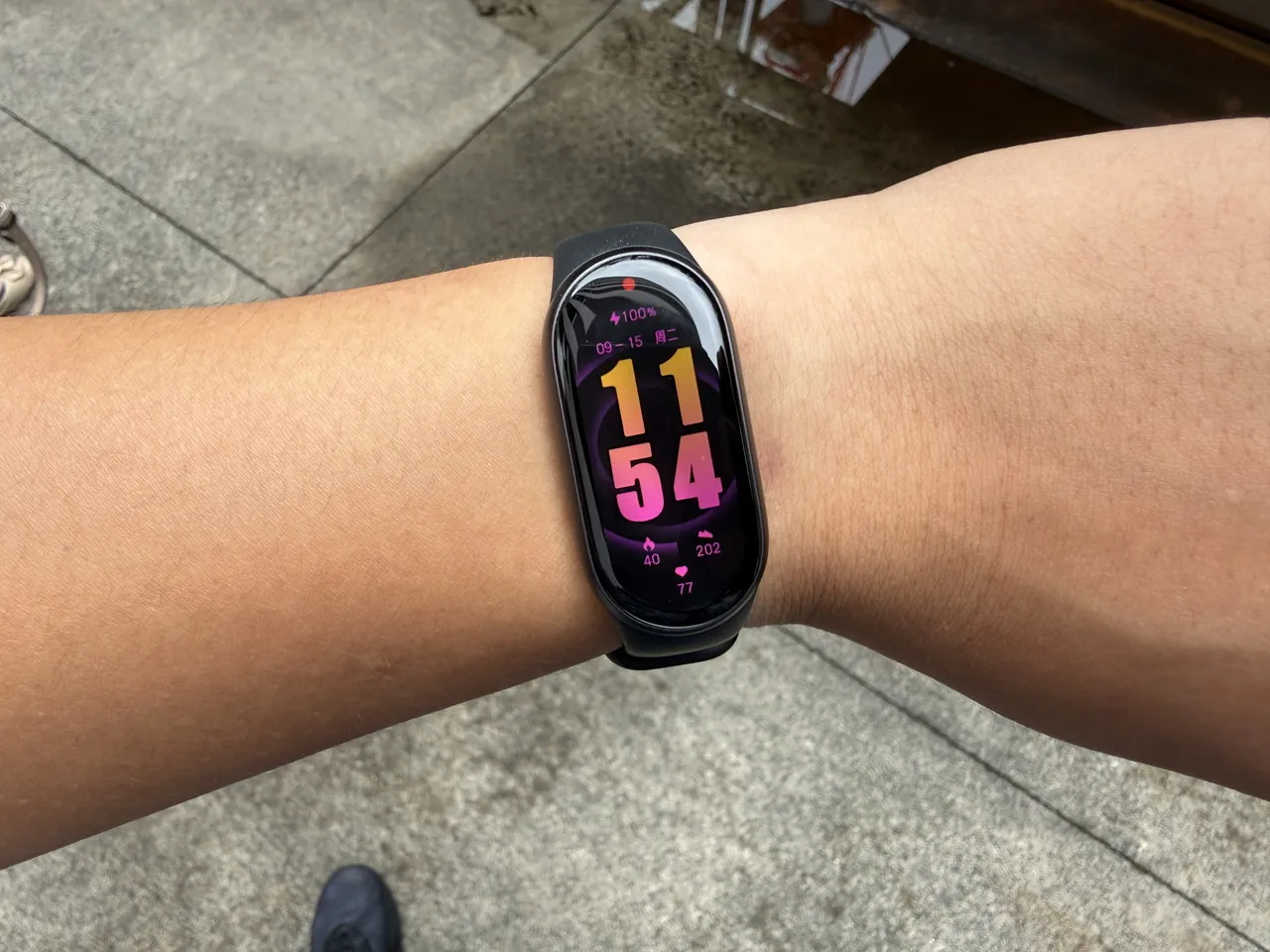 屋外でXiaomi Smart Band 11を装着している