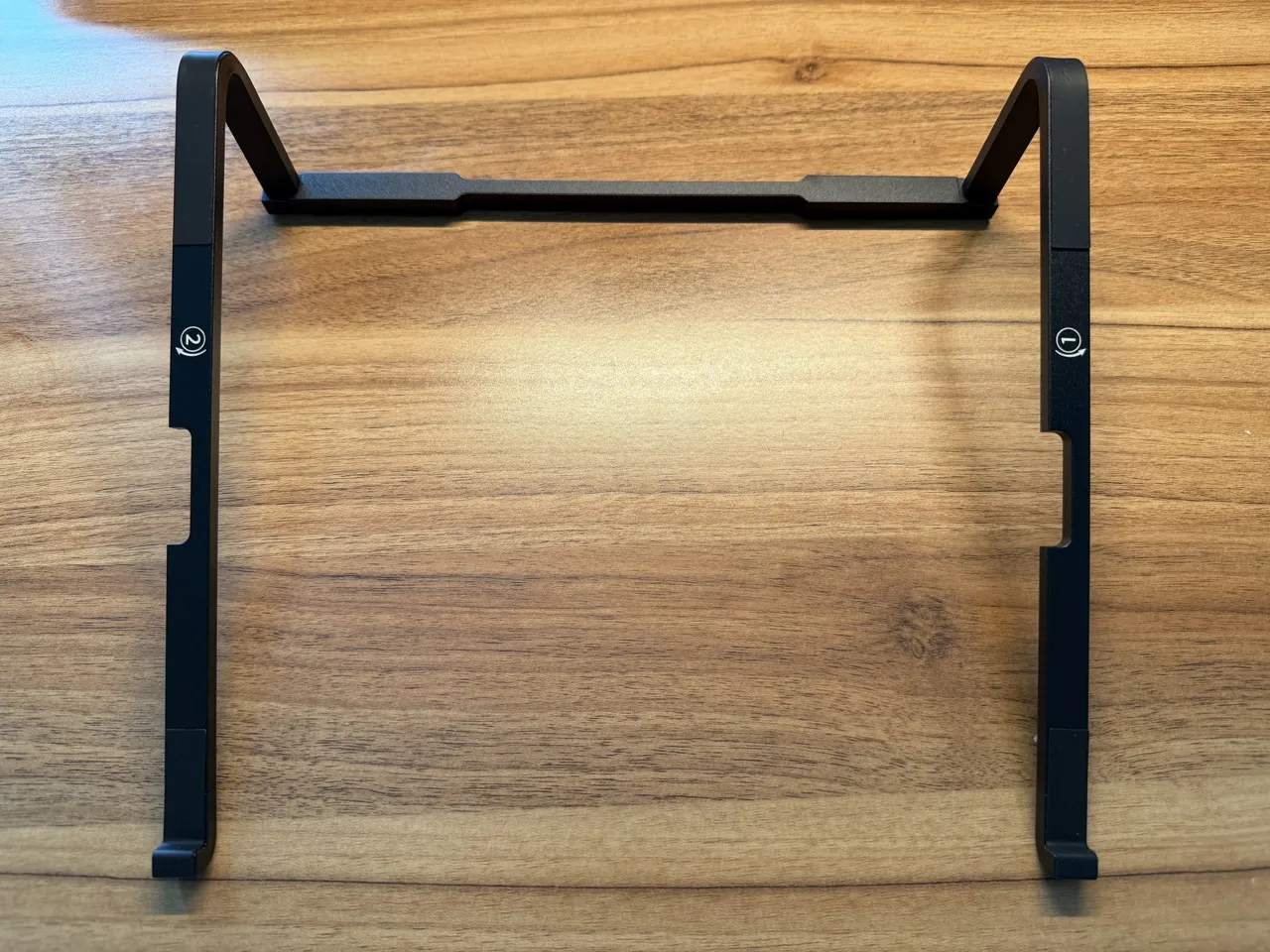 折りたたみ式のスタンドを展開した状態