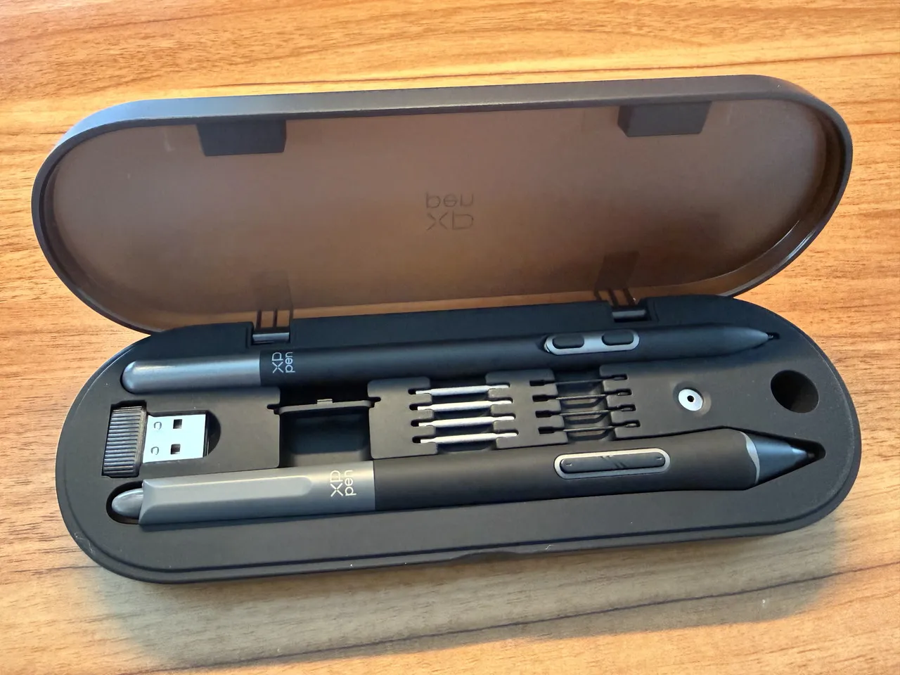 XPPen Artist Ultra 14付属のペンケースを開いた