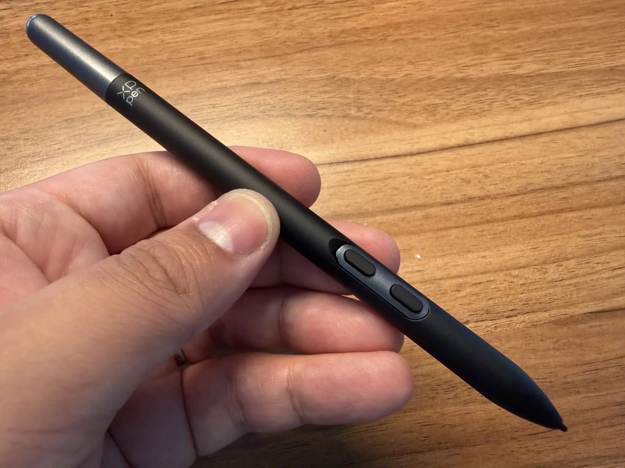 X3 Pro Slimスタイラスを手に持っている