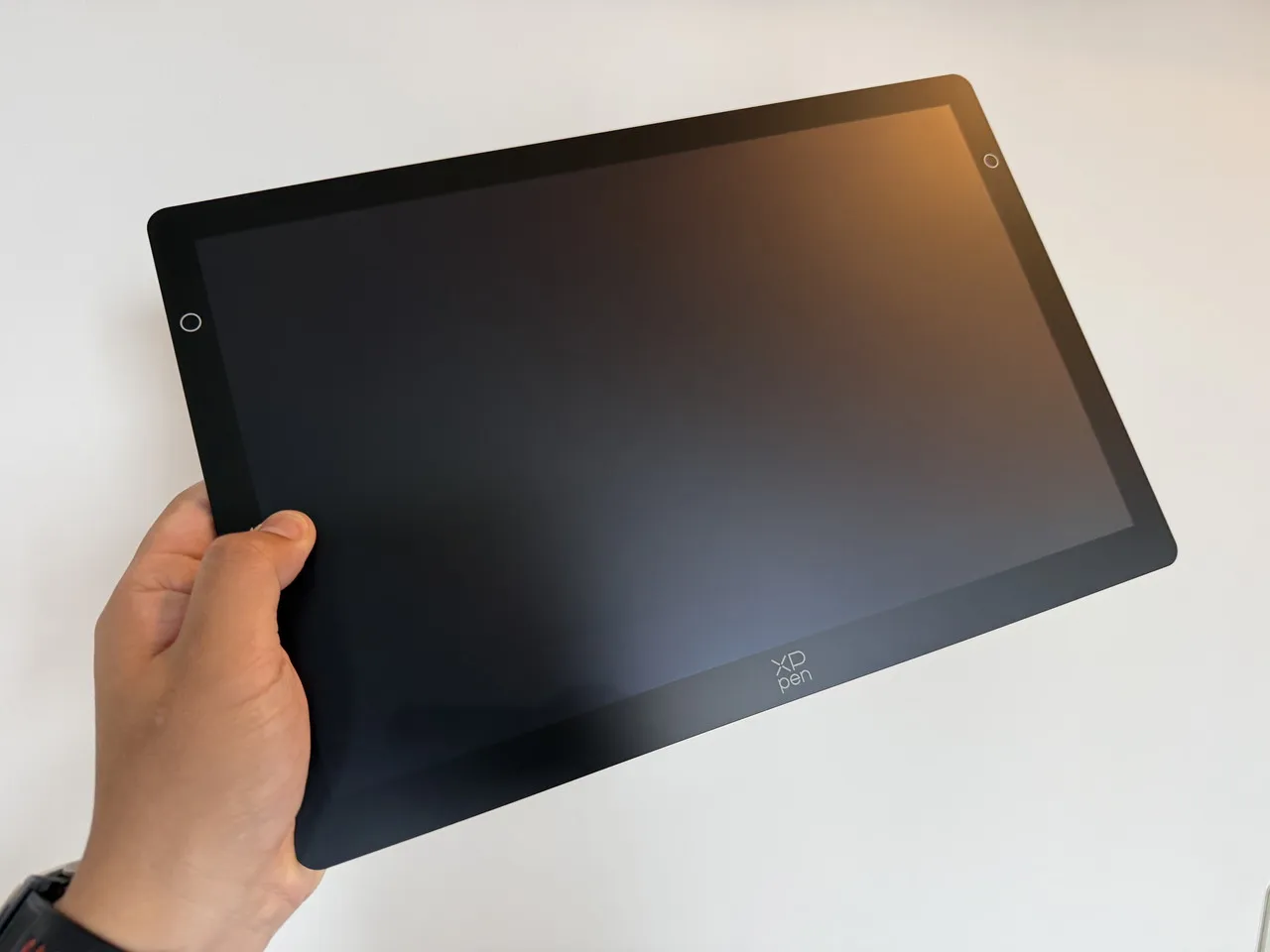 XPPen Artist Ultra 14を手に持っている(正面アングル)