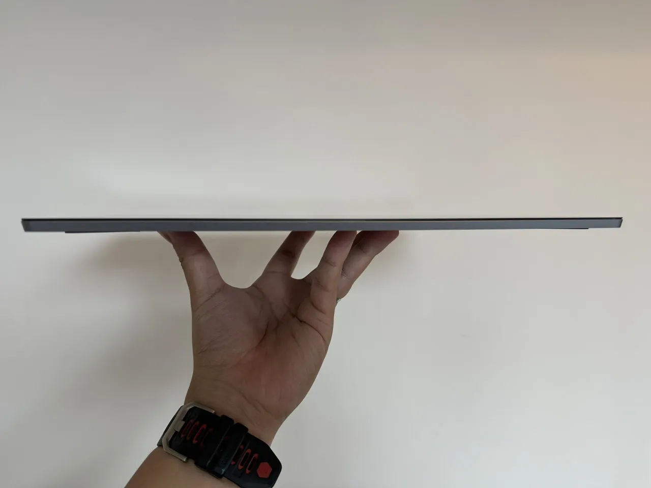 XPPen Artist Ultra 14の厚みを確認している