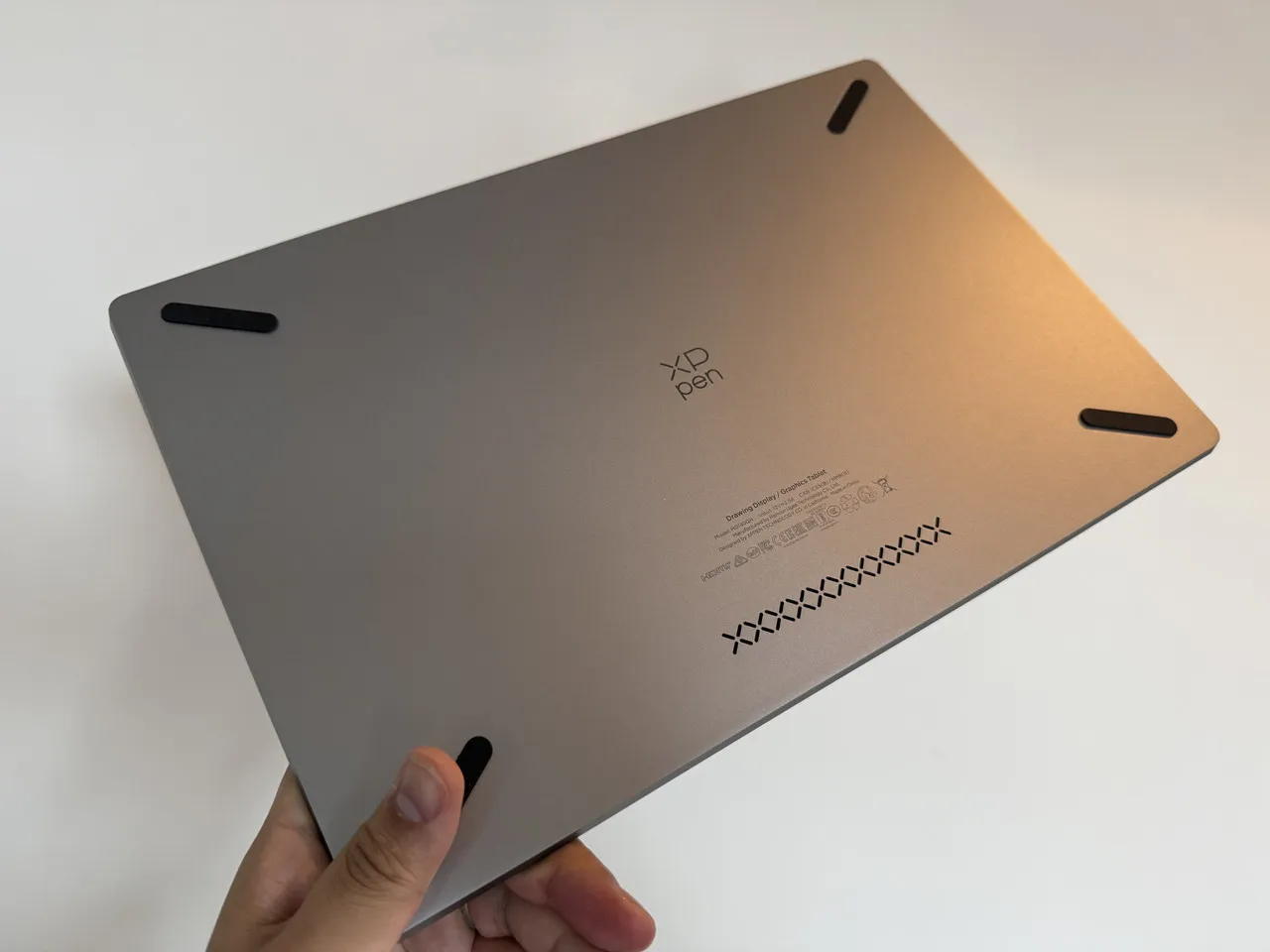 XPPen Artist Ultra 14を手に持っている(背面アングル)