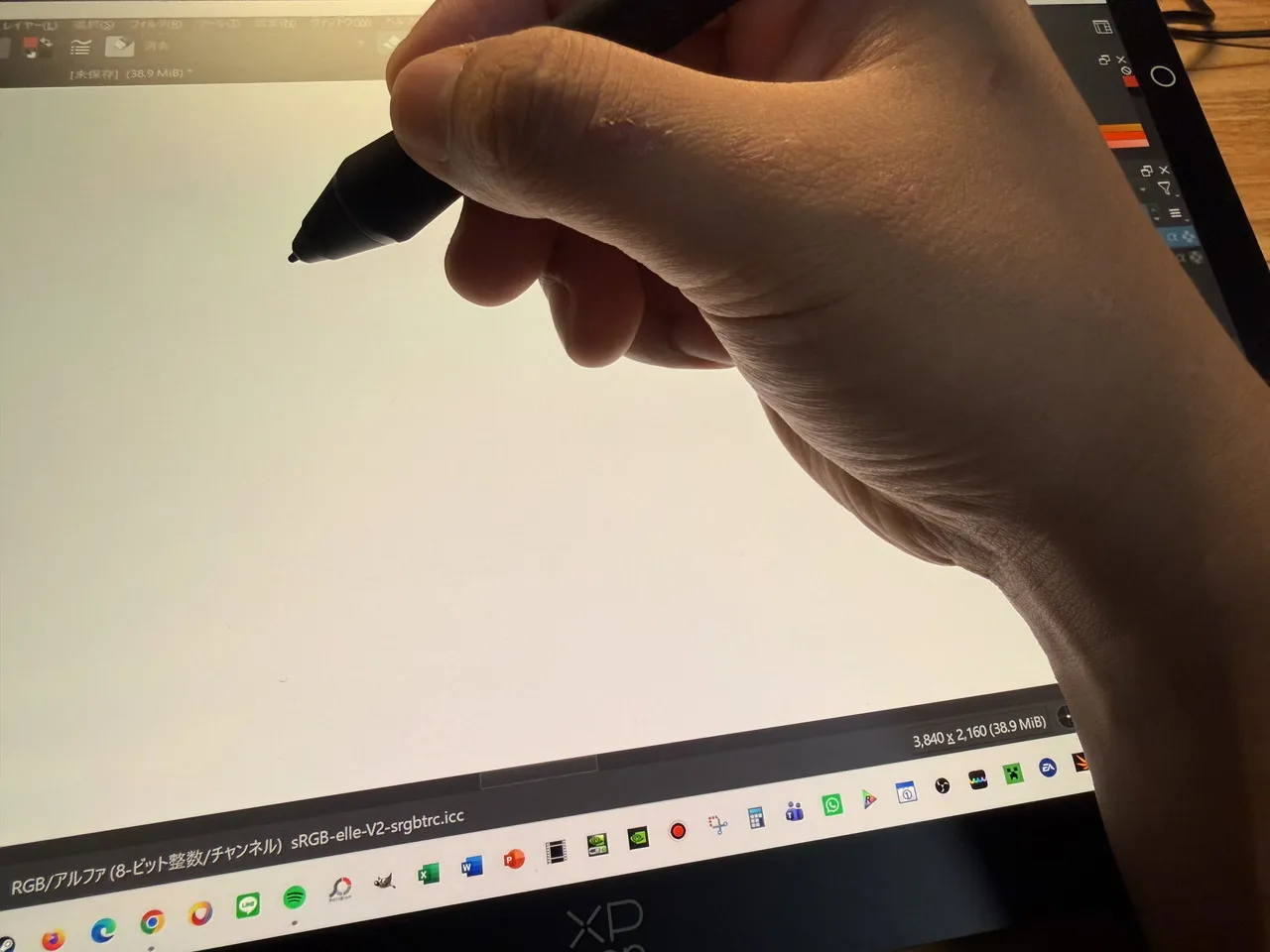 作業中のXPPen Artist Ultra 14の画面に手を置いている