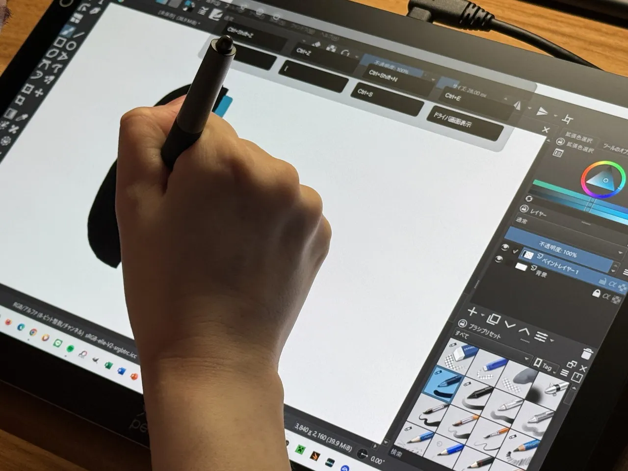 XPPen Artist Ultra 14に絵を描いている