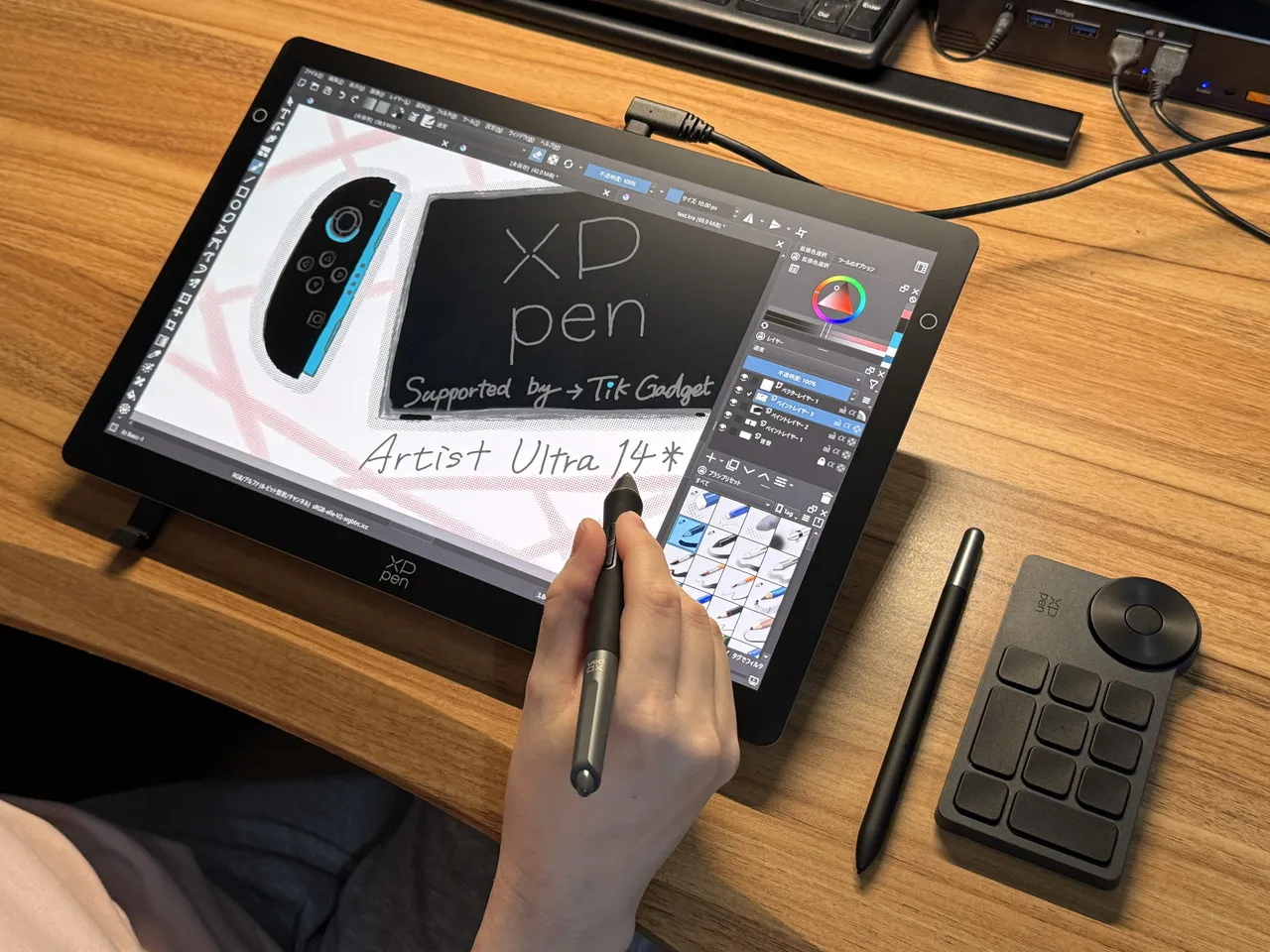 XPPen Artist Ultra 14にペンで絵を描いている