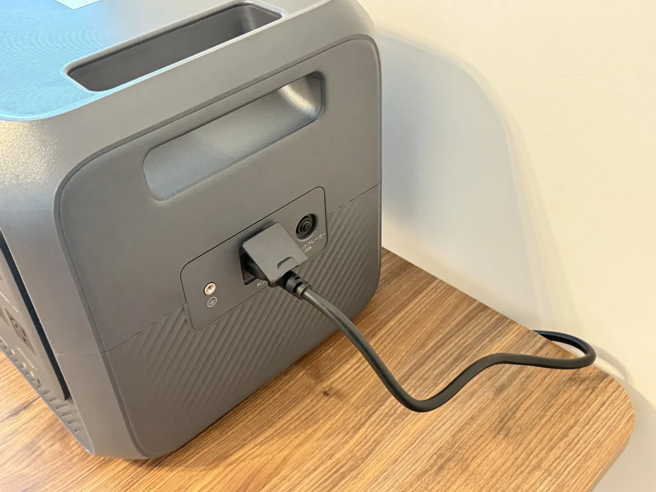 BLUETTI AORA 300側面に電源ケーブルをつないでいる
