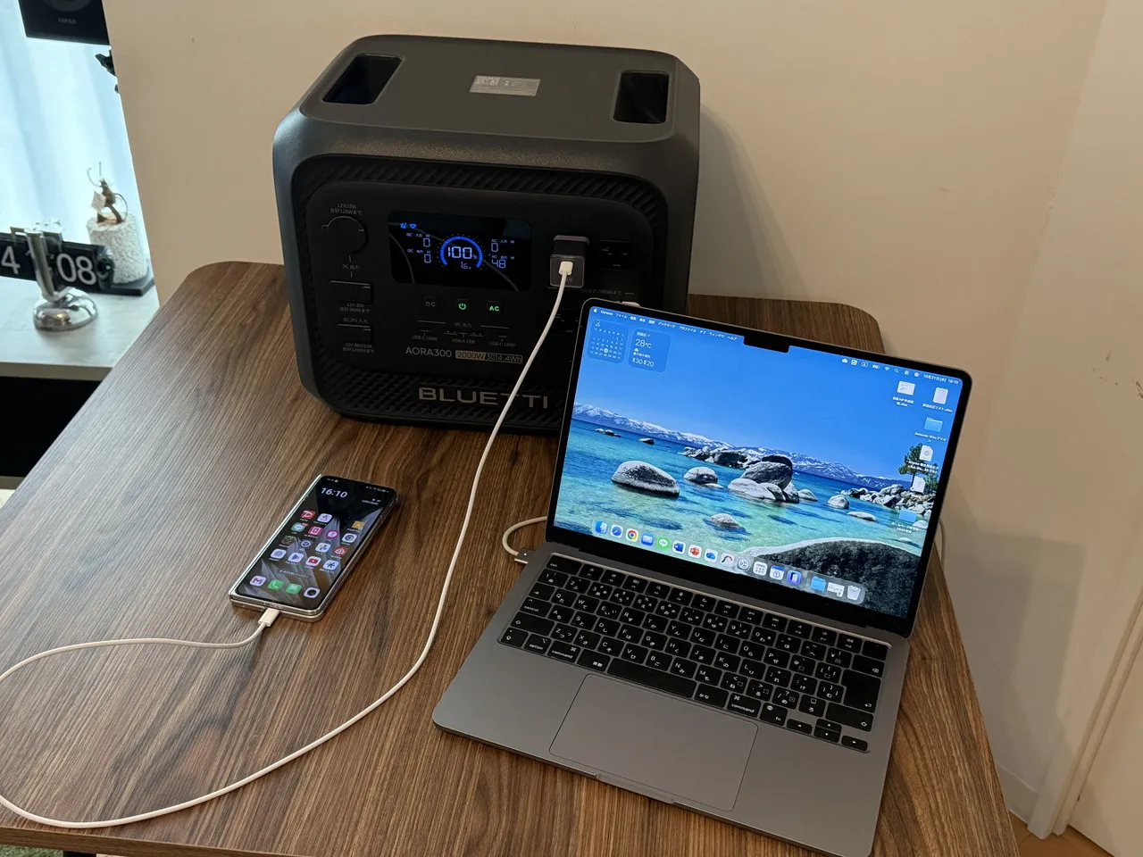 BLUETTI AORA 300でスマホとノートPCを同時充電している