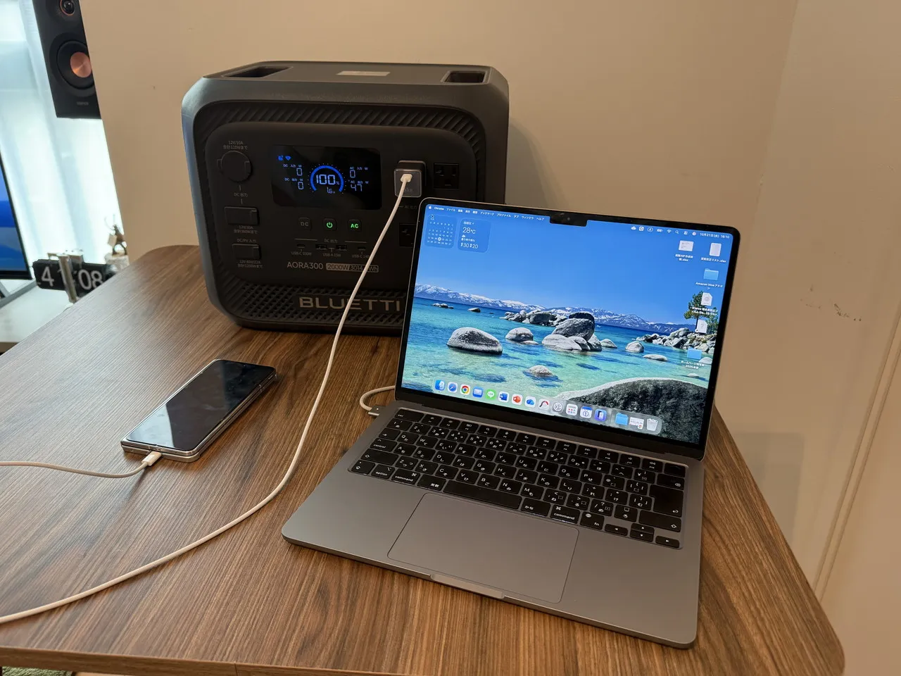 MacBook AirとAndroidスマホ(OPPO Find N5)を同時に充電している