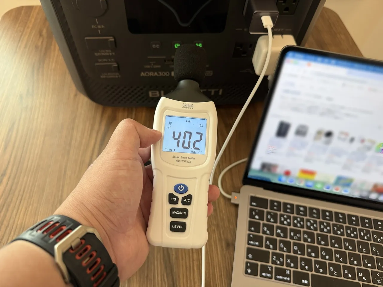騒音計でBLUETTI AORA 300の騒音レベルを測定している