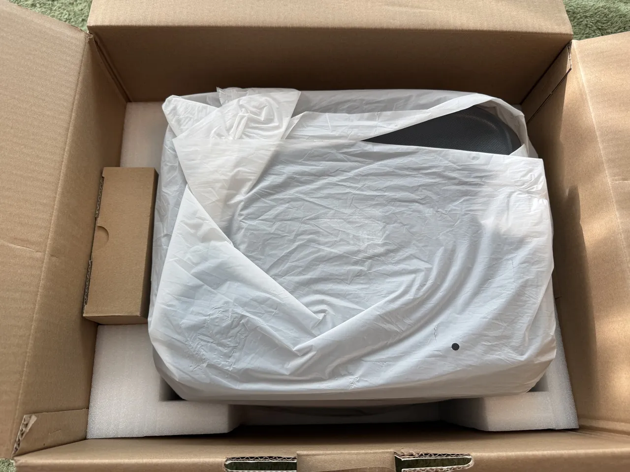 BLUETTI AORA 300の箱を開けた