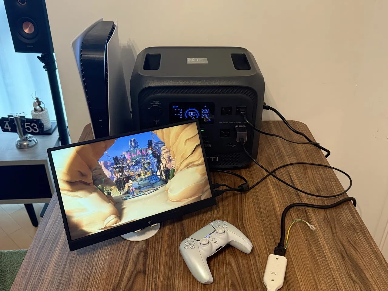 PS5とモバイルモニターをAORA 300のACコンセントに接続した