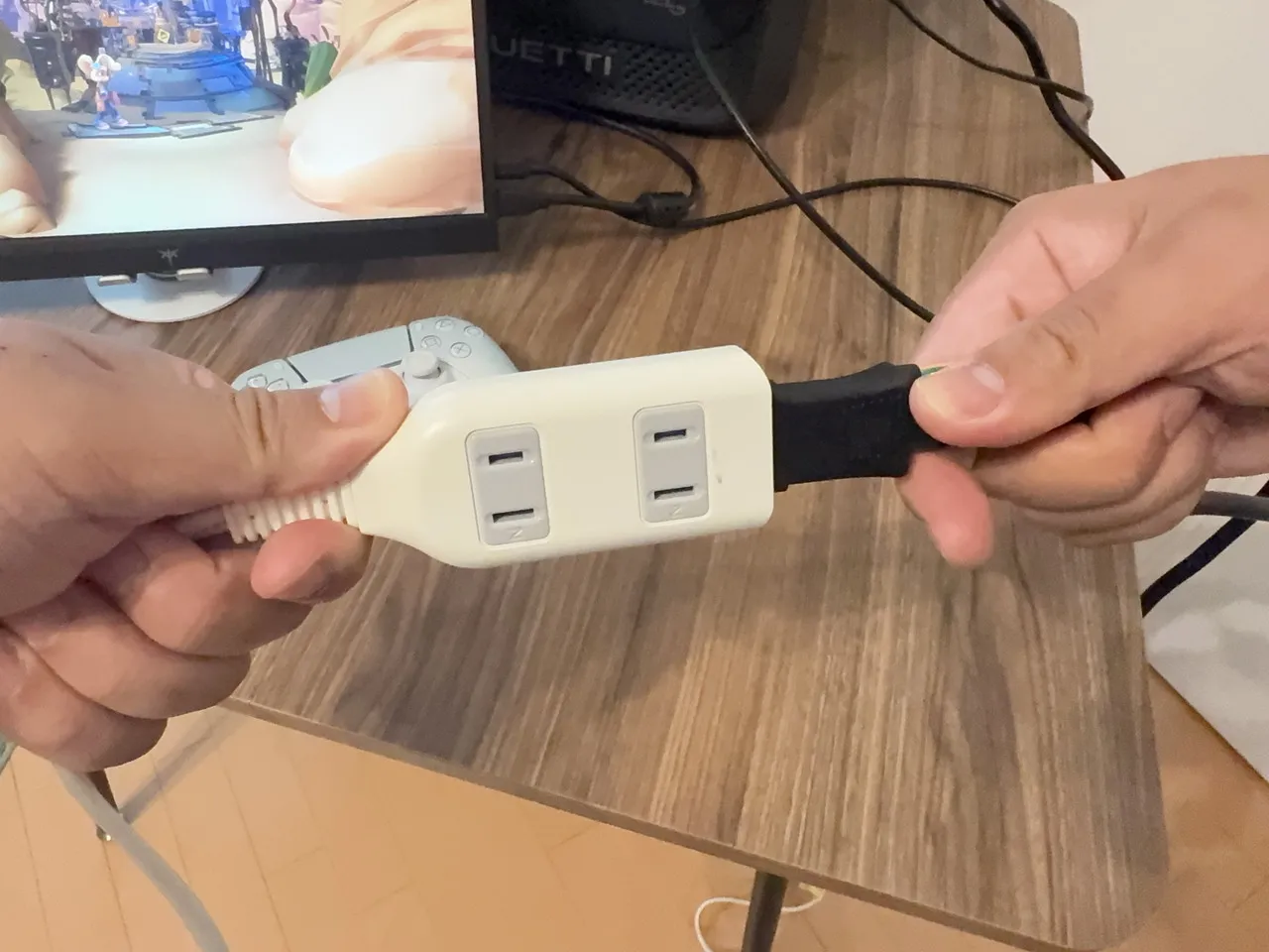 コンセントに手をかけている