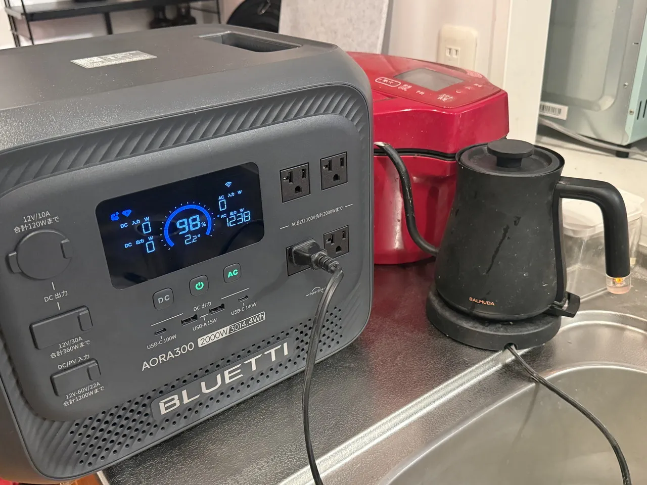 BLUETTI AORA 300に電気ケトルを接続している