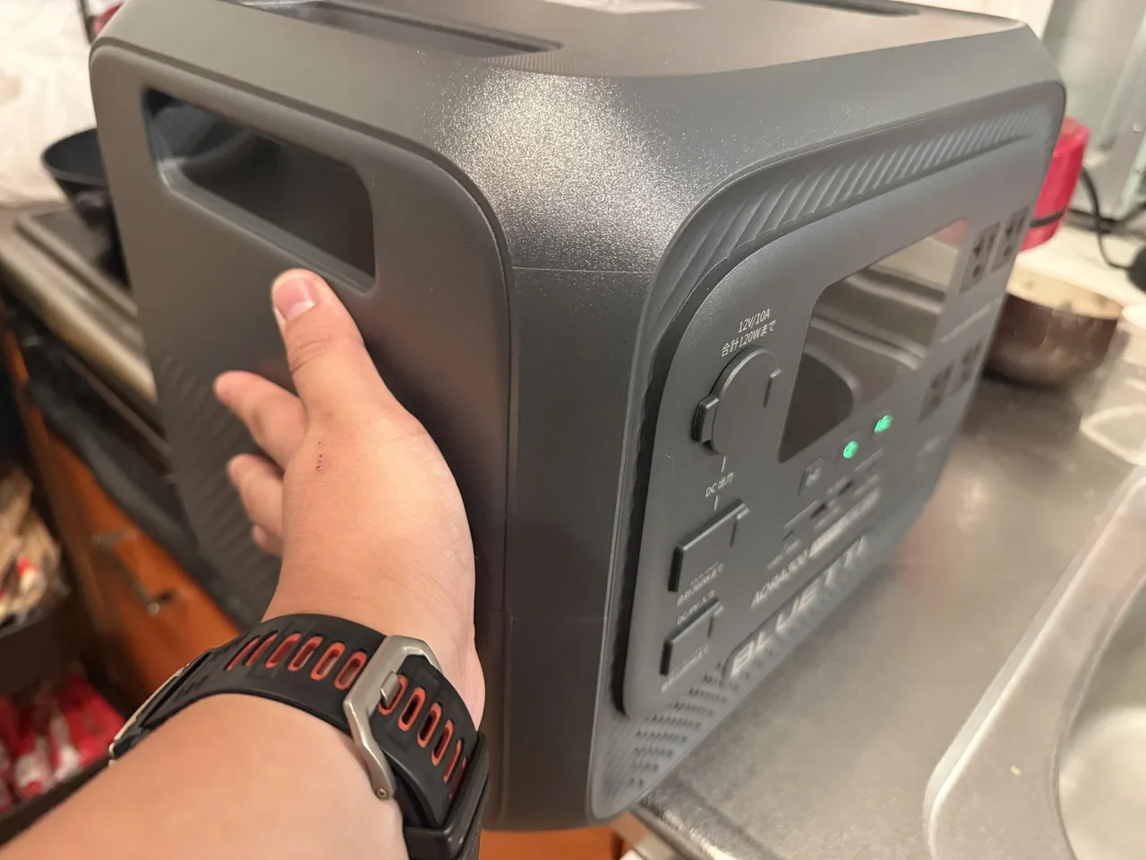 BLUETTI AORA 300に触れて熱を確認している