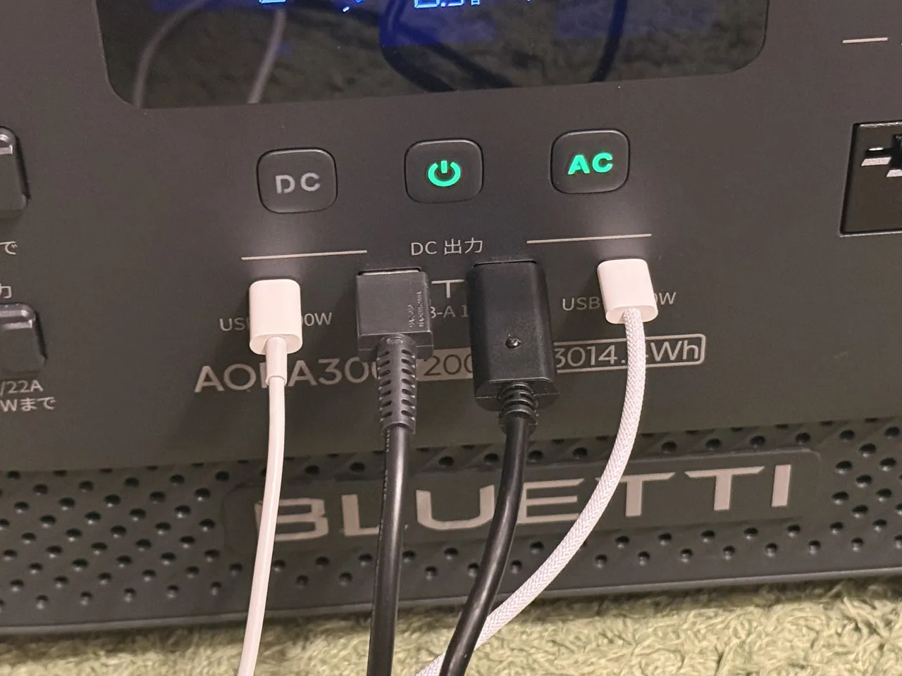 BLUETTI AORA 300のUSB端子にケーブルを接続している