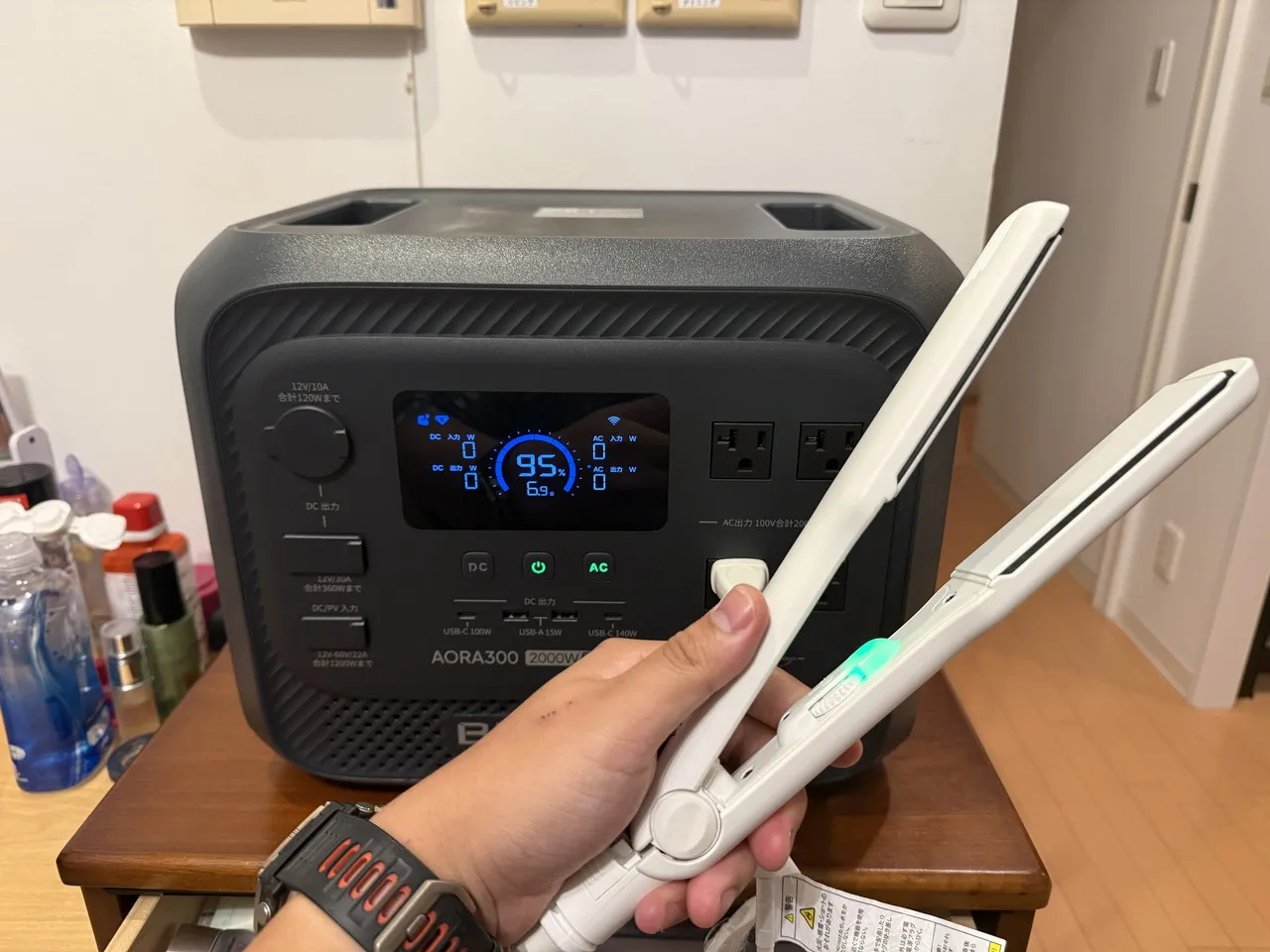 BLUETTI AORA 300にヘアアイロンを接続している
