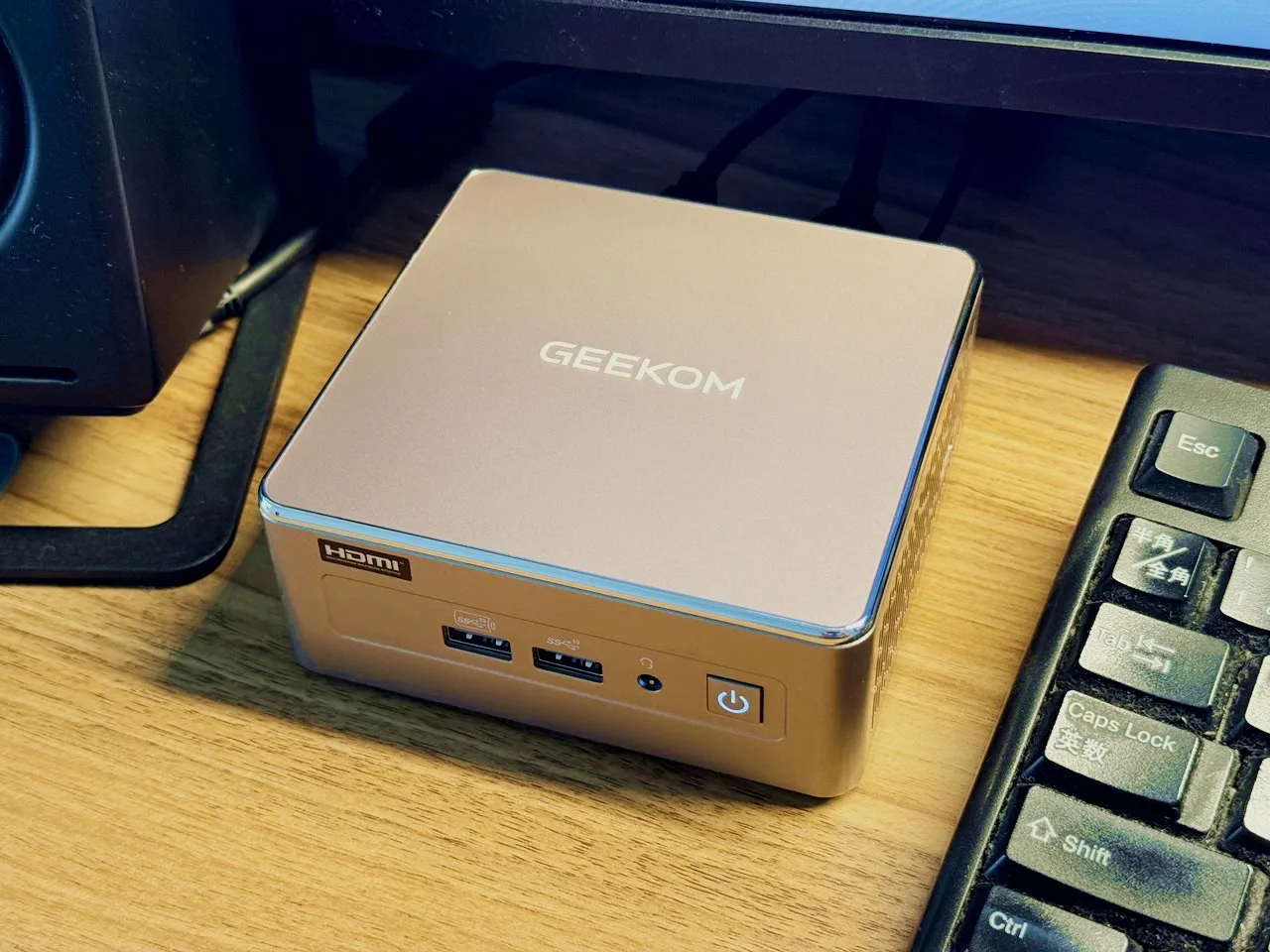 デスク上で稼働中のGEEKOM A5 2027 Edition