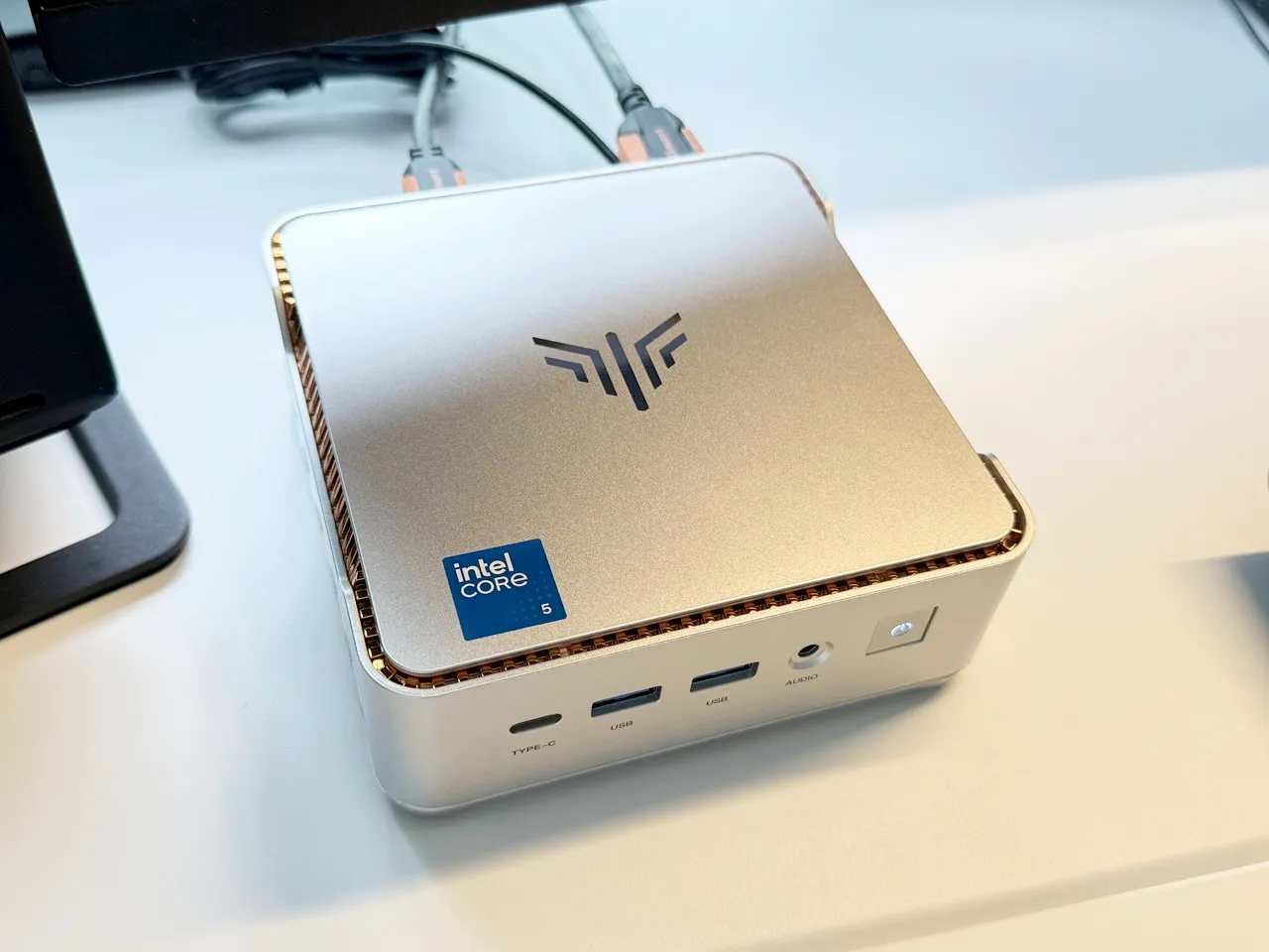 デスク上に設置されたNiPoGi P2（Core 5 320）