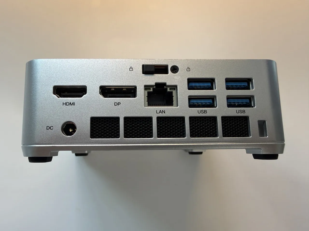 NiPoGi P2(Core 5 320)の背面インターフェース