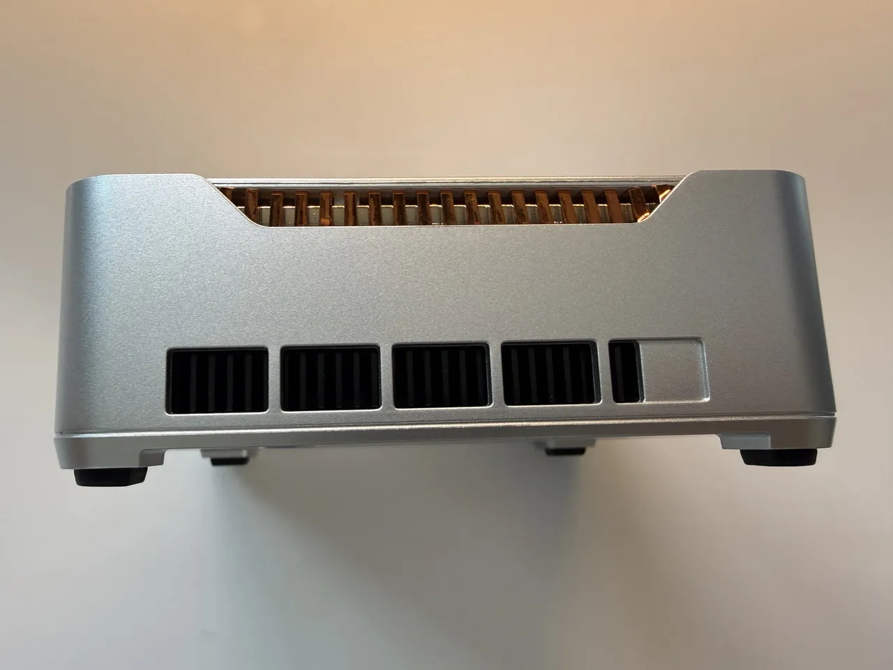 NiPoGi P2(Core 5 320)の右側面インターフェース