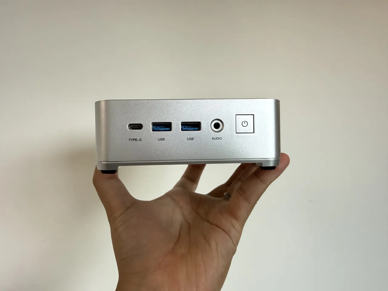 NiPoGi P2(Core 5 320)を手の上に載せている
