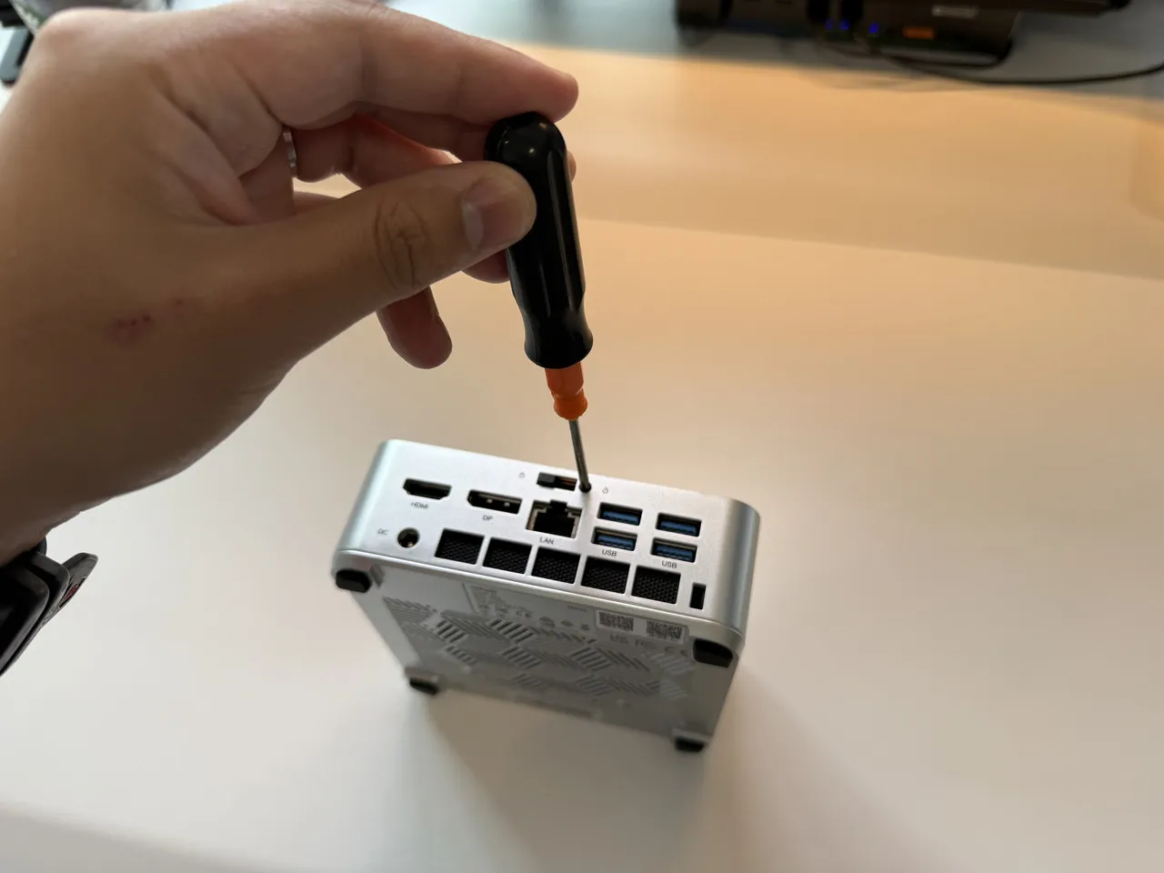 NiPoGi P2(Core 5 320)背面のネジをドライバーで外している