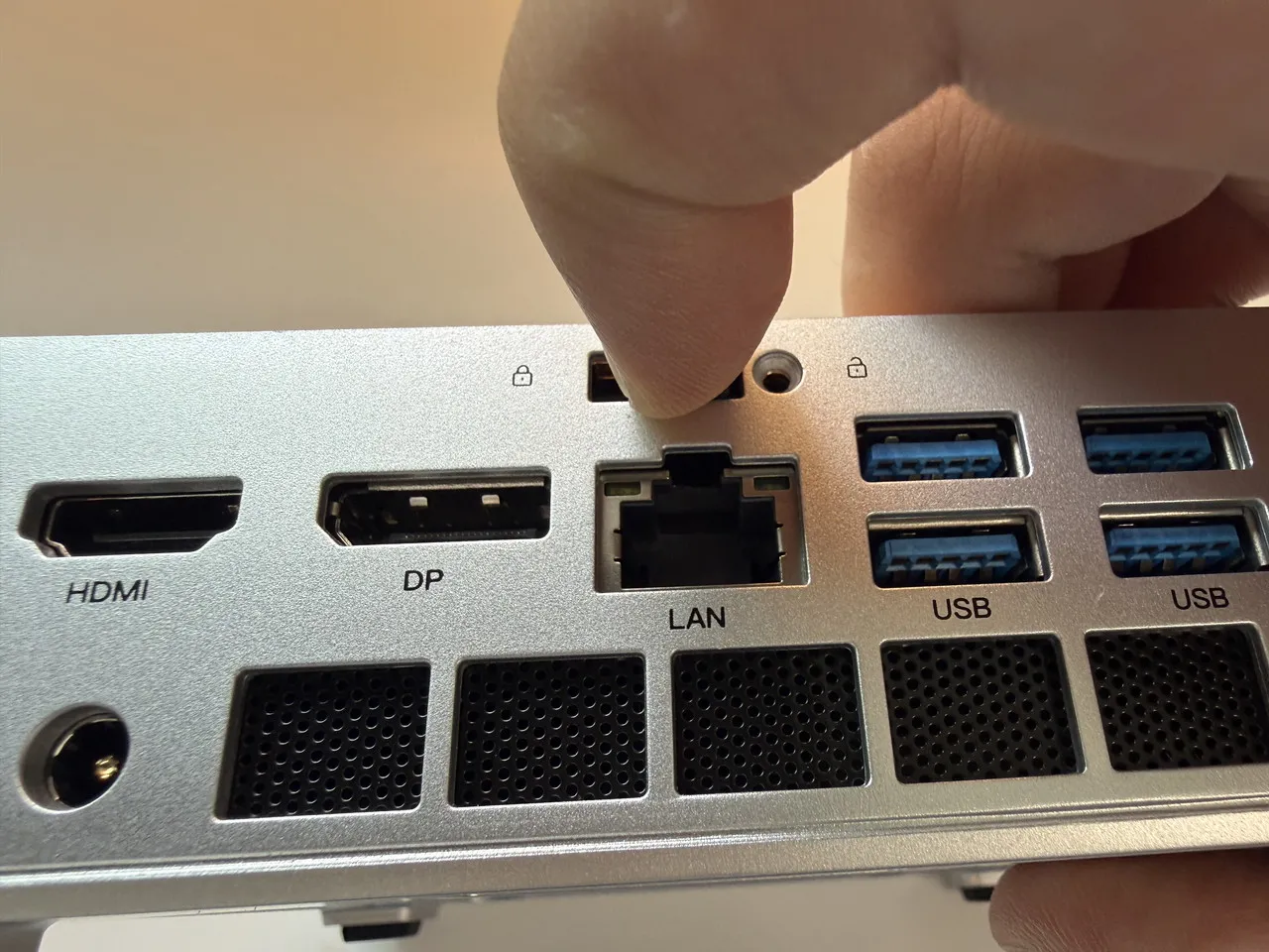 NiPoGi P2(Core 5 320)背面のレバーを指で引いている
