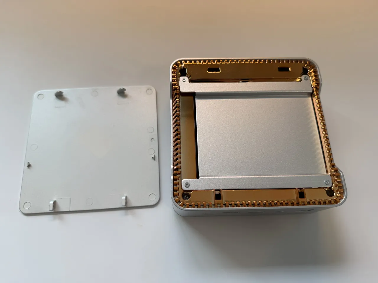 NiPoGi P2(Core 5 320)の上部フタを外した