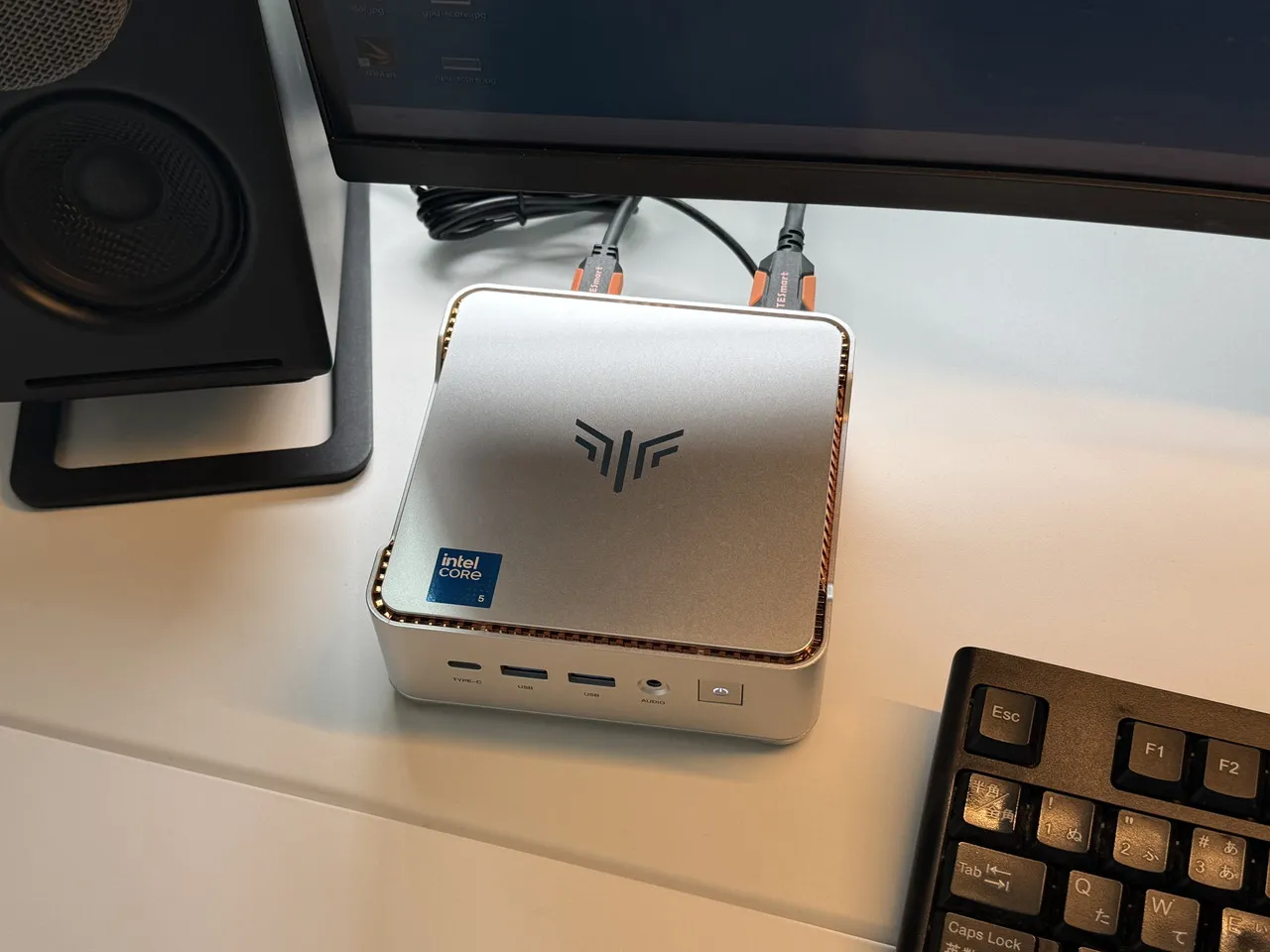 デスク上で稼働しているNiPoGi P2(Core 5 320)