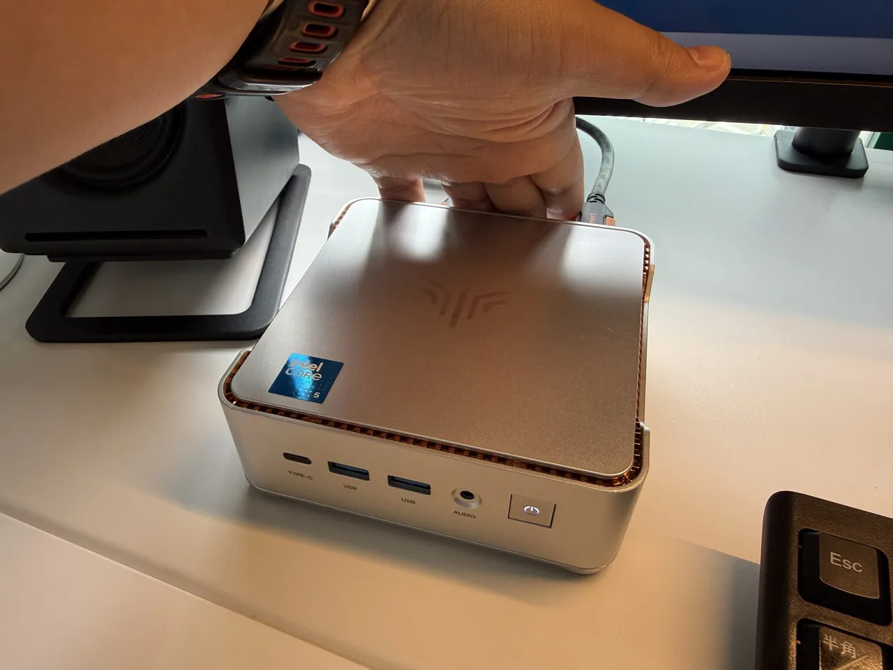 ストレステスト後のNiPoGi P2(Core 5 320)に手で触れている