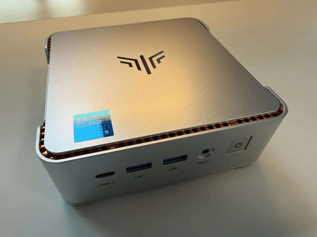 NiPoGi P2(Core 5 320)の外観(斜め上アングル)