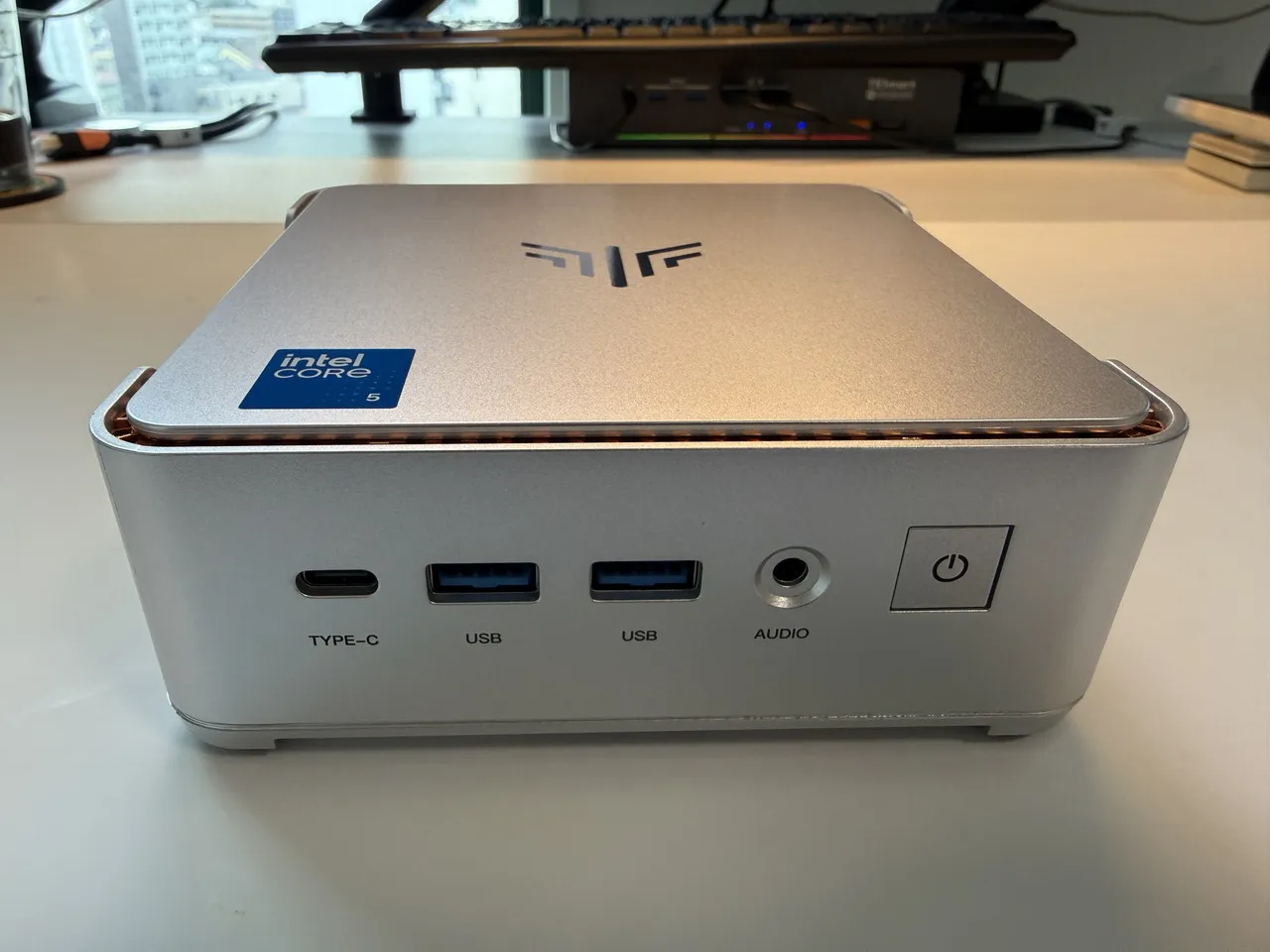NiPoGi P2(Core 5 320)の外観(正面アングル)