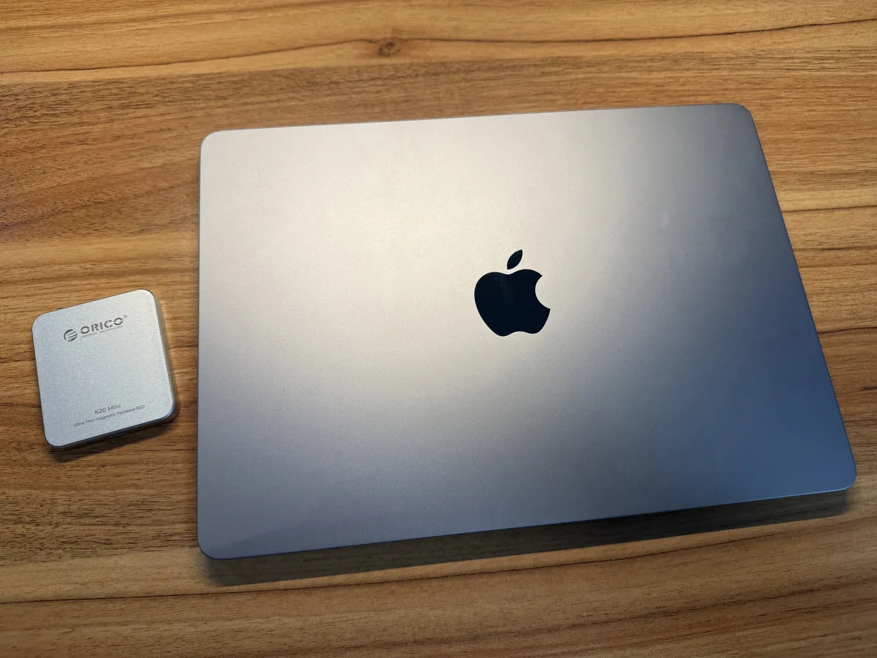 ORICO K20 MiniとMacBookを並べている