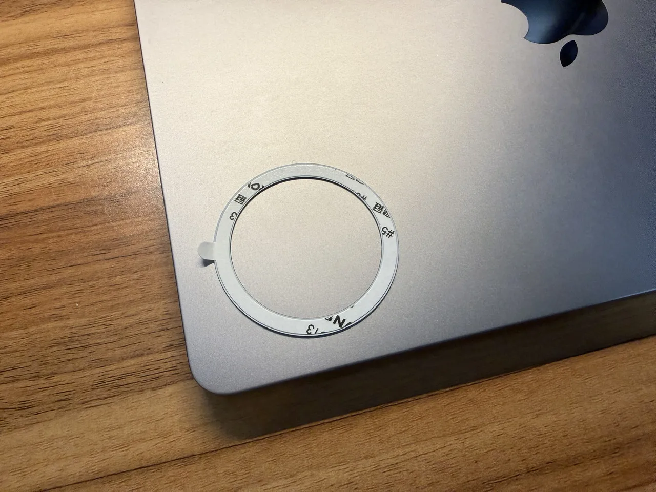 磁気リングをMacBookの天板に置いた