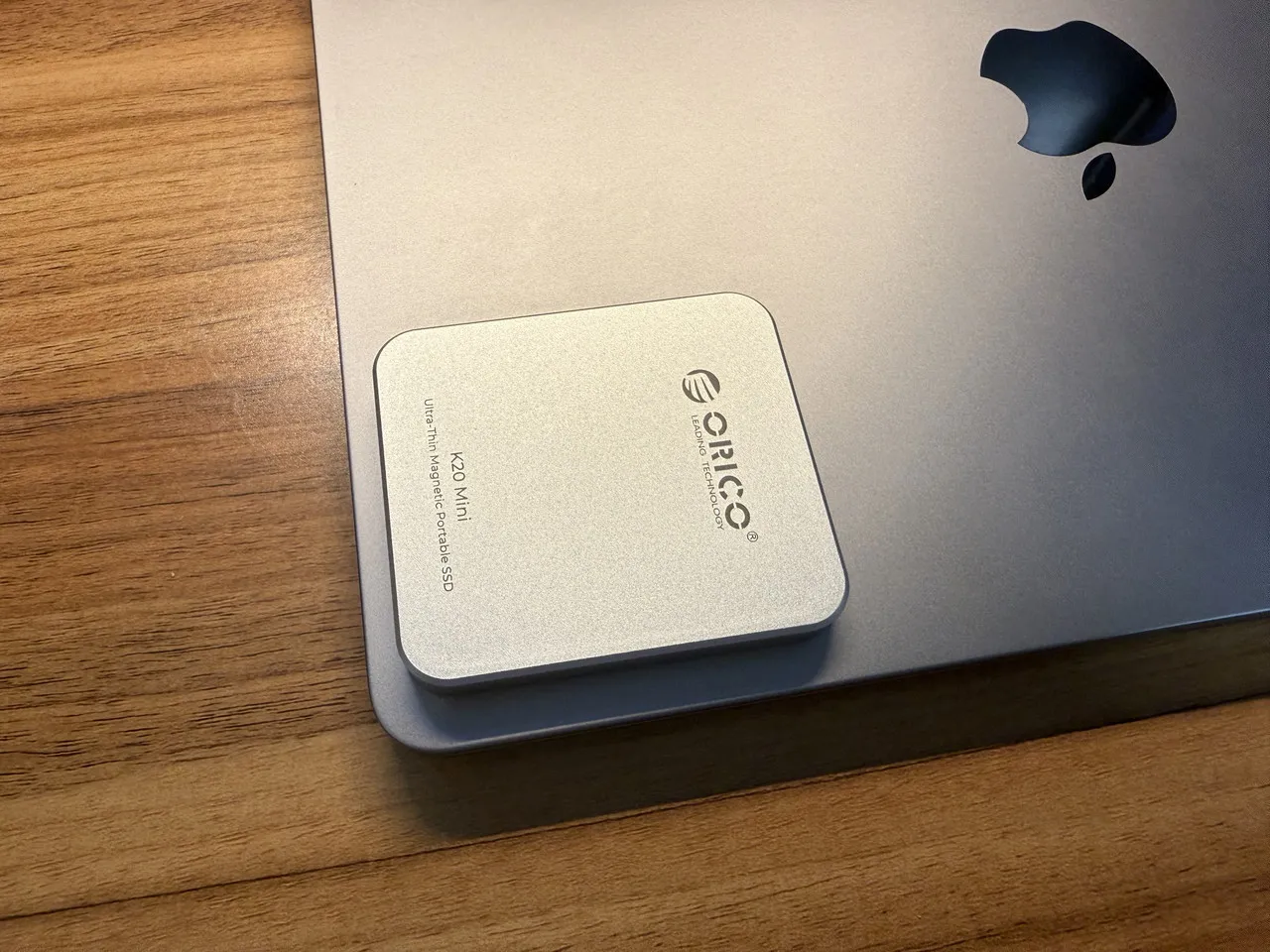 ORICO K20 MiniをMacBookの天板に貼り付けた