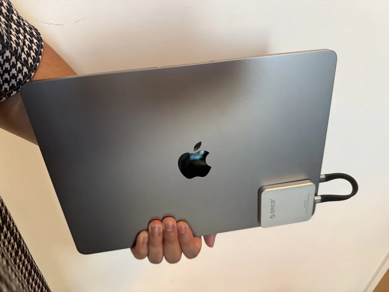 ORICO K20 Miniを貼り付けたMacBook Airを持っている