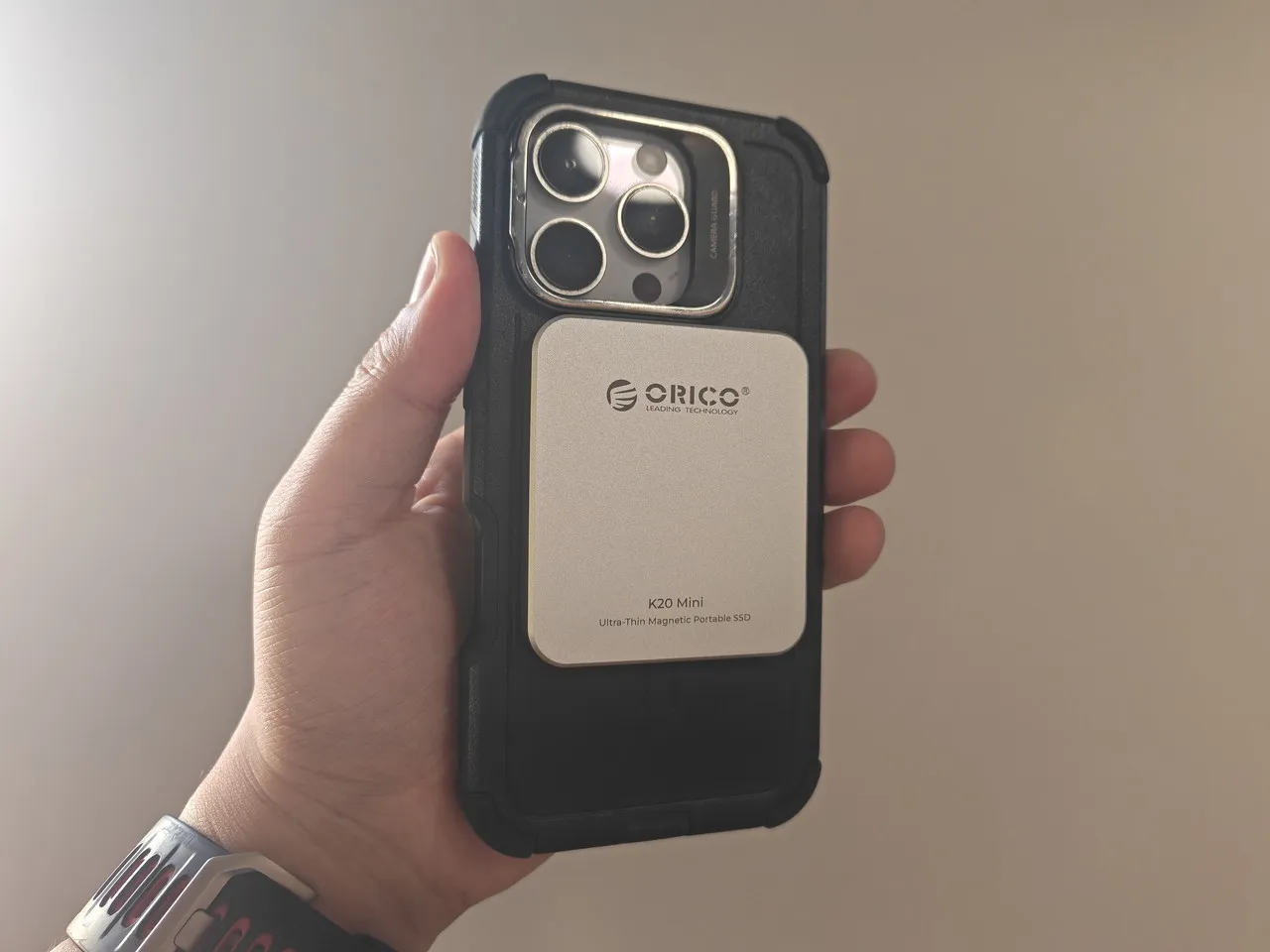 ORICO K20 MiniをiPhone 16 Proの背面に貼り付けている(背面アングル)