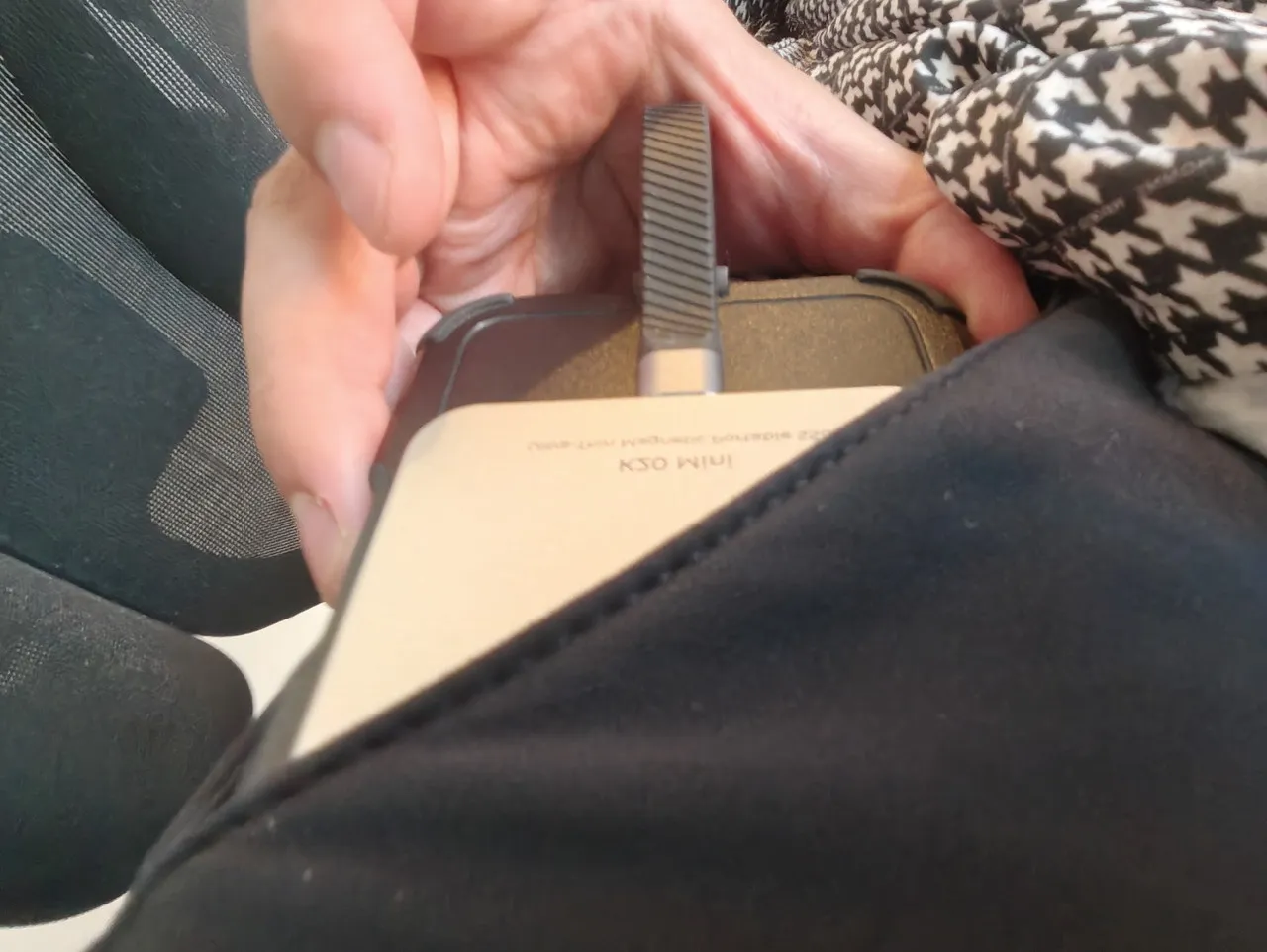 ORICO K20 Miniをズボンのポケットに入れている