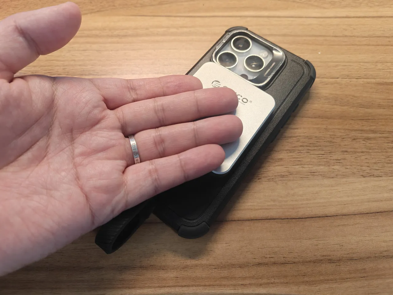 データ転送後のORICO K20 Miniに触れて熱を確認している