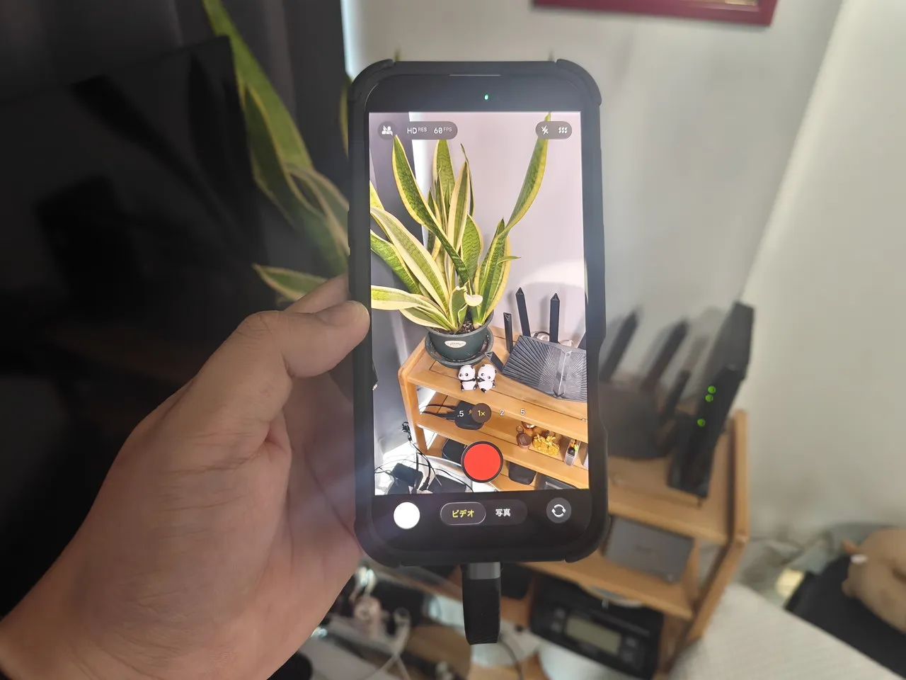 ORICO K20 Miniを装着したiPhone 16 Proで動画撮影している