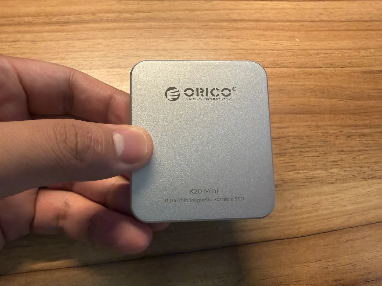 ORICO K20 Miniを指で摘まんでいる