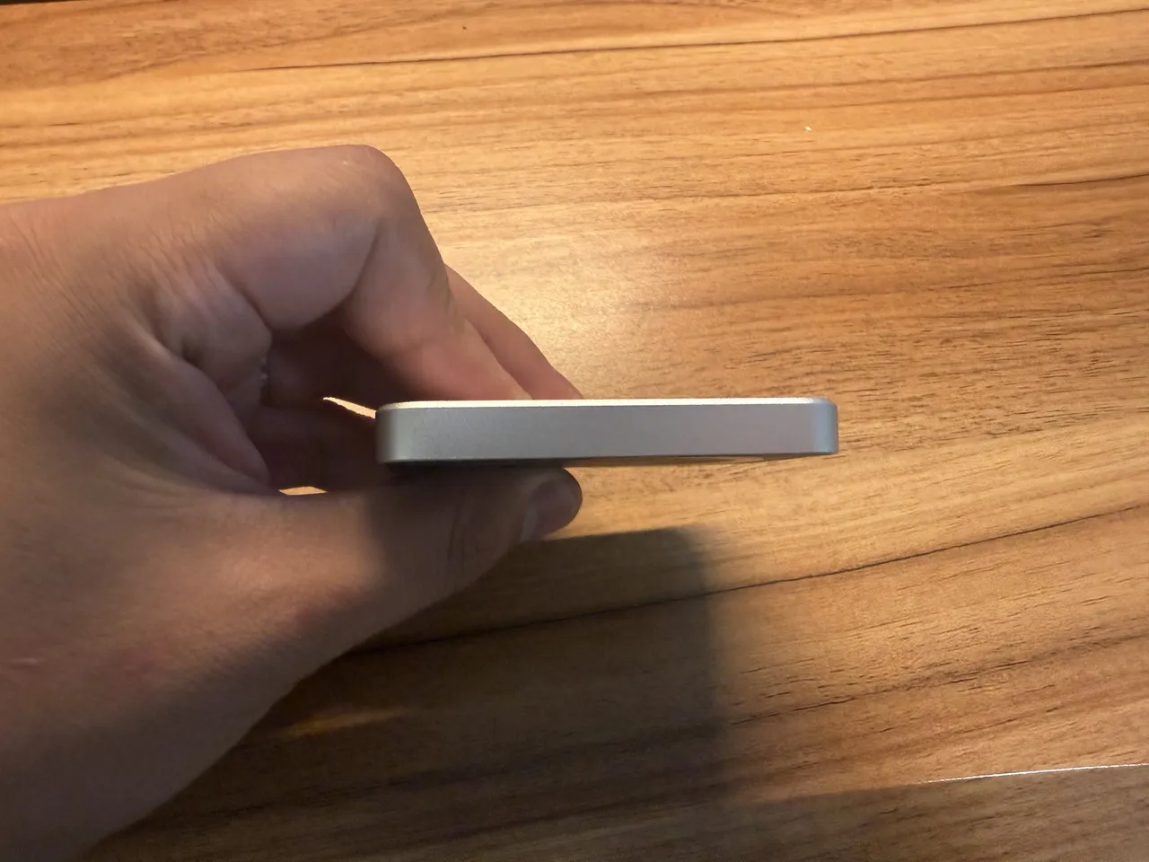 ORICO K20 Miniを指で摘まんで厚みを確認している