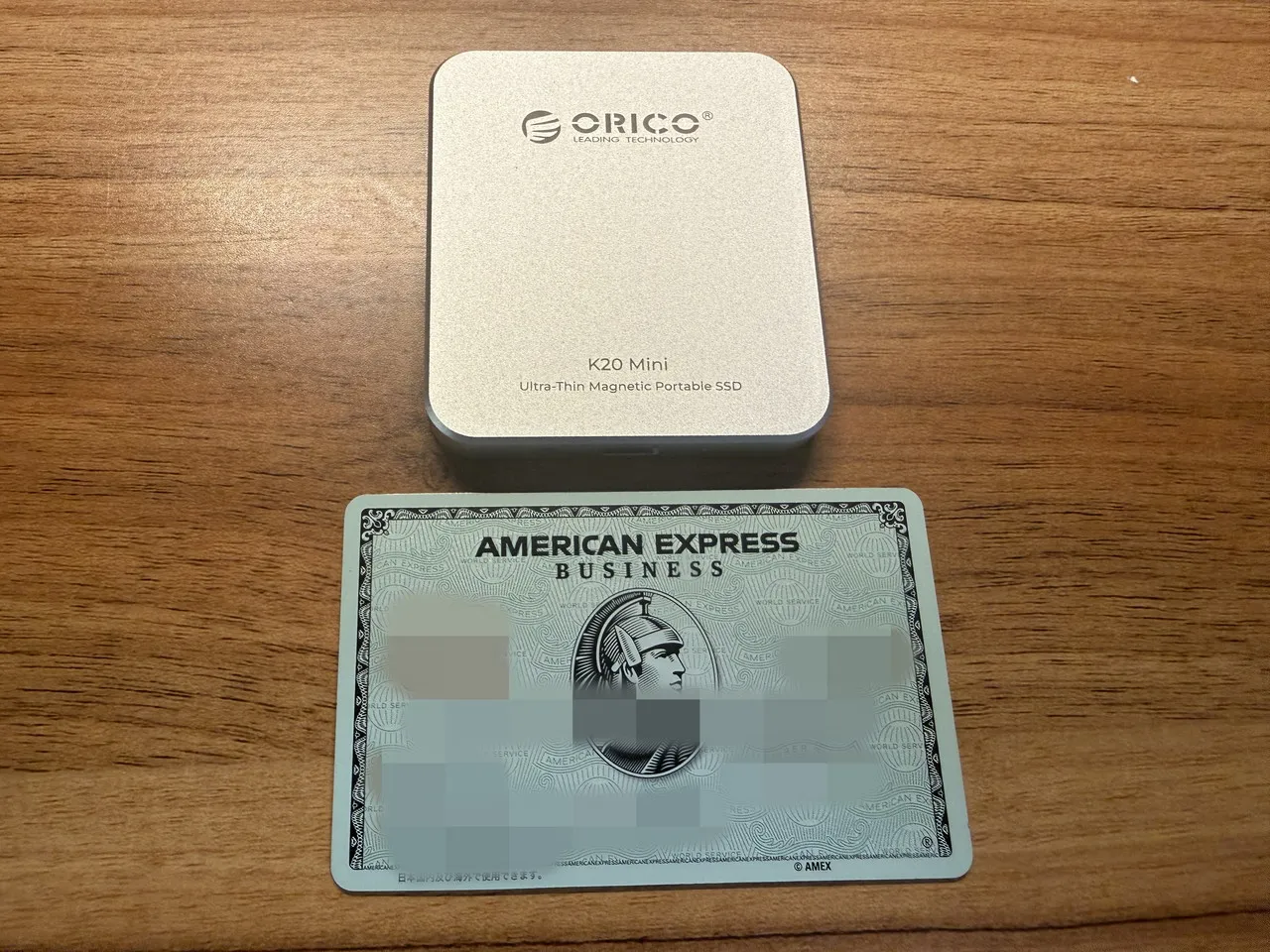 ORICO K20 Miniとクレジットカードを並べている
